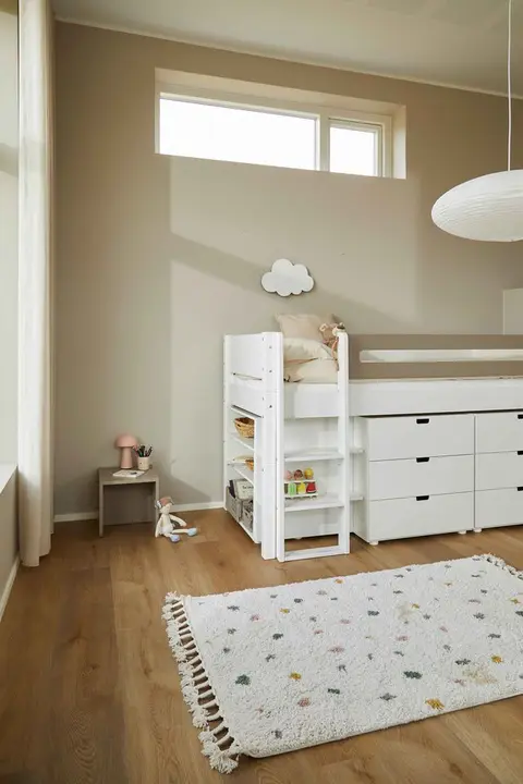 Manis-H Arn Halvhøj seng med design sengehest og opbevaring fra Boboonline.dk